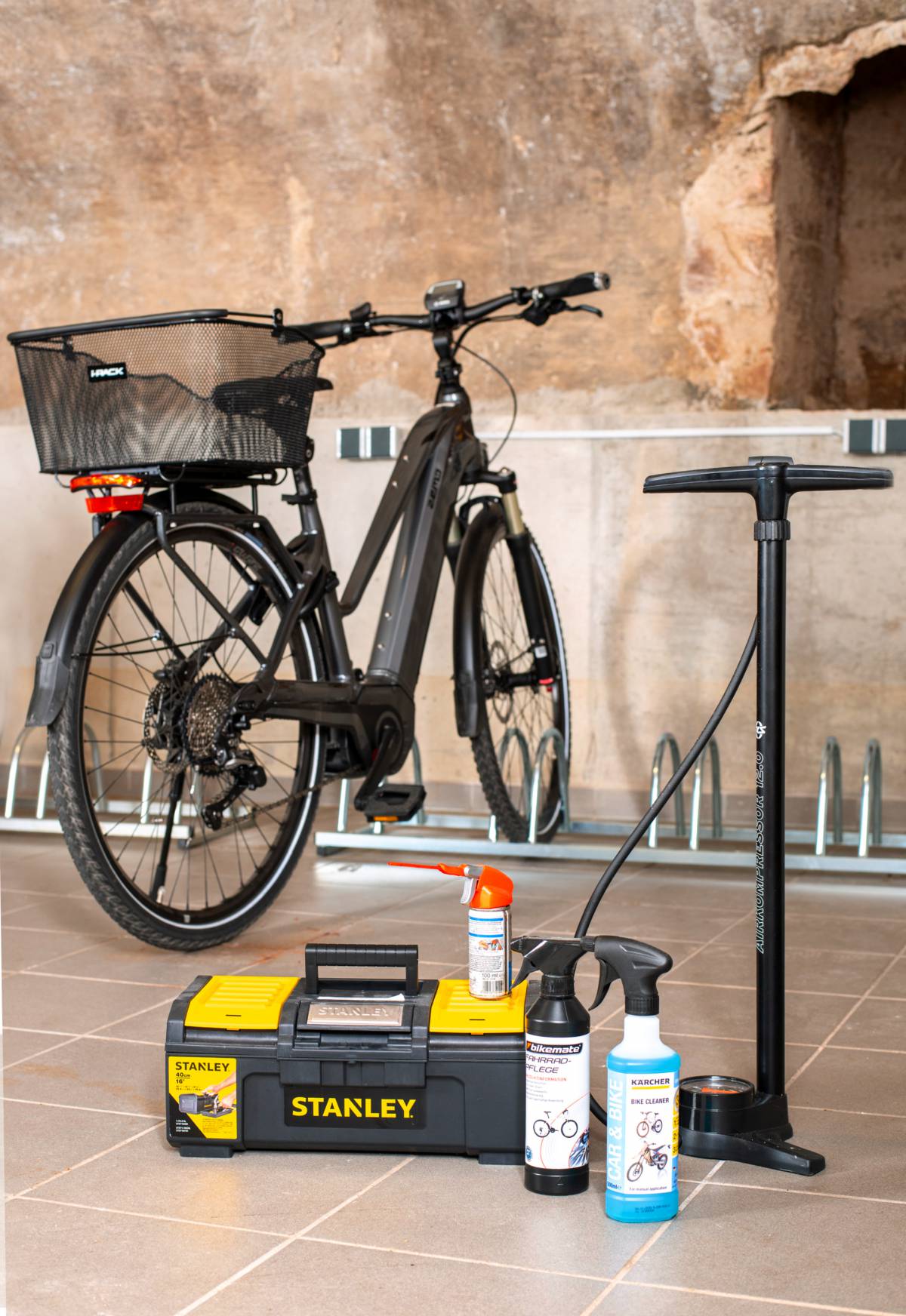 E-Bike am Fahrradständer mit Equipment
