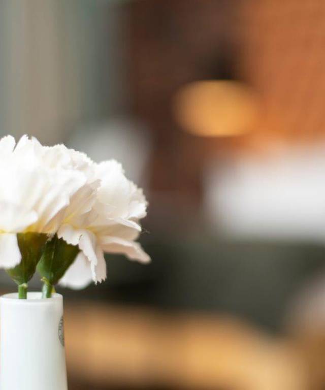 Detailaufnahme weiße Blumen in der Vase