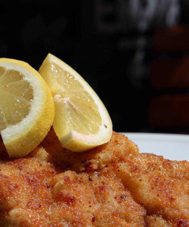 Wiener Schnitzel mit Zitronenscheiben