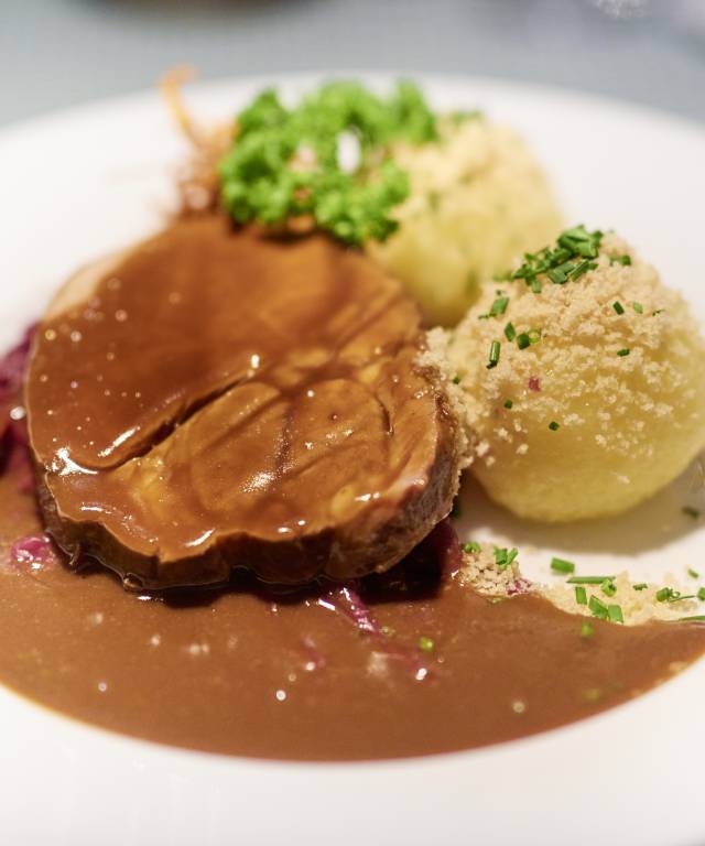 Schweinebraten mit Kartoffelknödel und Biersoße