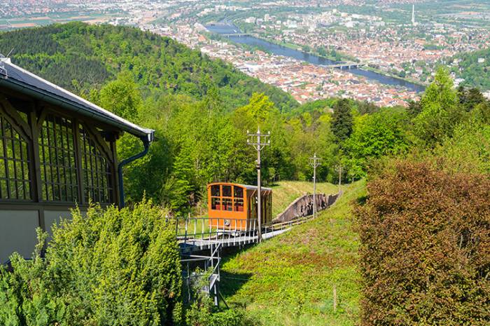 Bergbahn am Königsstuhl mit Blick auf Heidelberg